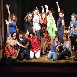 Tredici giovani in 'Manicomico 65' sabato sera al Teatro Cavour di Imperia