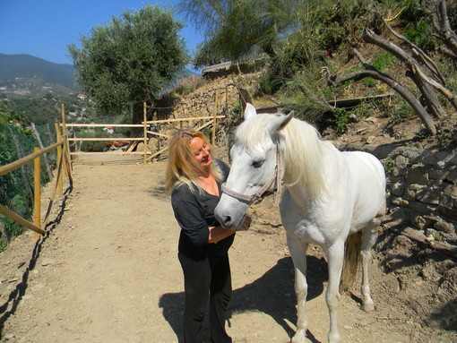 Sanremo: ex attrice e modella nel suo orto di San Giovanni dove coltiva anche il grano