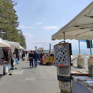 Bordighera: gli ambulanti in piazza davanti al comune per protestare sul canone unico troppo elevato