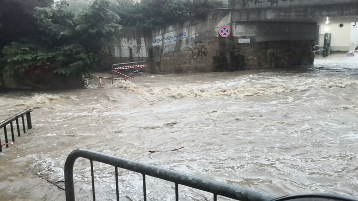 Allerta 'ROSSA' su tutta la regione: una giornata campale che termina con 300 mm di pioggia e tante frane (Foto e Video)
