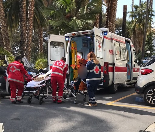 Sanremo: lieve malore per una dipendente del Comune, intervento dell'ambulanza e trasporto in ospedale Sanremo: lieve malore per una dipendente del Comune, intervento dell'ambulanza e trasporto in ospedale