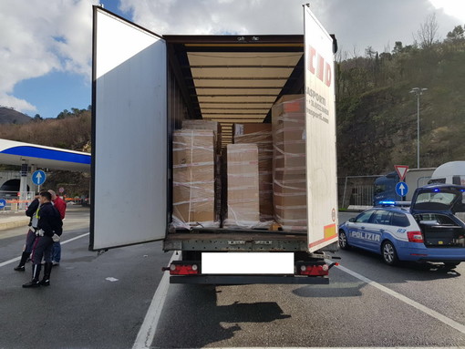 Sette clandestini partiti da Ventimiglia scoperti su un Tir pieno di mobili a Genova (Foto) Sette clandestini partiti da Ventimiglia scoperti su un Tir pieno di mobili a Genova (Foto)