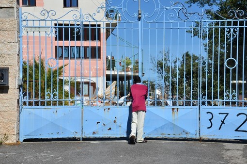 Sanremo: migranti a Pian della Castagna, i residenti chiedono garanzie, l'associazione "Vogliamo integrazione e lavoro dei ragazzi!" (Foto e Video) Sanremo: migranti a Pian della Castagna, i residenti chiedono garanzie, l'associazione "Vogliamo integrazione e lavoro dei ragazzi!" (Foto e Video)