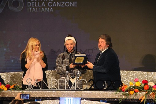 La premiazione in sala stampa all'Ariston La premiazione in sala stampa all'Ariston