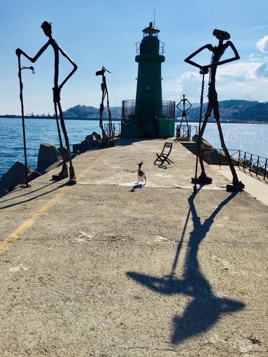 Imperia: curiosità e stupore per le sculture giganti di Marcel Dengel che 'invadono' il molo di Oneglia (Foto) Imperia: curiosità e stupore per le sculture giganti di Marcel Dengel che 'invadono' il molo di Oneglia (Foto)