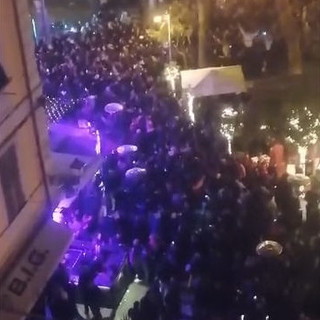 Festival di Sanremo 2025: nella zona della movida in tanti a cantare a squarciagola la canzone del vincitore (Video)