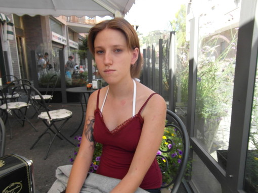 La "ragazza di cristallo" costretta a svendere la casa per paura della vicina che ha denunciato per stalking La "ragazza di cristallo" costretta a svendere la casa per paura della vicina che ha denunciato per stalking