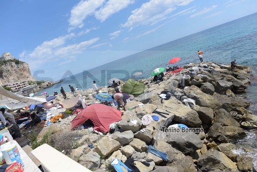 Ventimiglia: un mese esatto dall'inizio dell'emergenza ma a Ponte San Ludovico sono rimasti circa 30 migranti Ventimiglia: un mese esatto dall'inizio dell'emergenza ma a Ponte San Ludovico sono rimasti circa 30 migranti