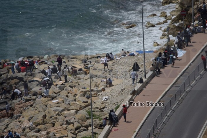 Ventimiglia: sono ulteriormente diminuiti i migranti che occupano la scogliera al confine di Ponte San Ludovico Ventimiglia: sono ulteriormente diminuiti i migranti che occupano la scogliera al confine di Ponte San Ludovico