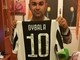 Sport &amp; Solidarietà. FOTONOTIZIA: Christian Mallardo con le maglie autografate di Nainggolan e Dybala per la corsa benefica del 6 gennaio