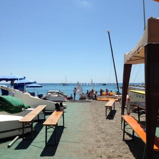 Ospedaletti: corso di vela per adulti e bambini direttamente in spiaggia con un istruttore della Federazione Italia Vela