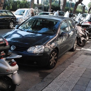 Sanremo: parcheggio auto sui posti moto, un luogo comune in una zona di totale 'anarchia'