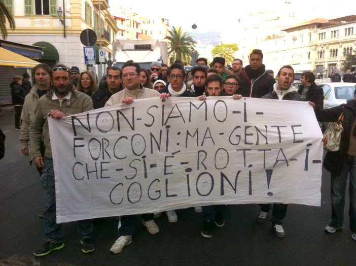 Sanremo: pochi partecipanti alla manifestazione, partito il corteo con lo striscione "Non siamo i forconi ma gente che si è rotta i coglioni"