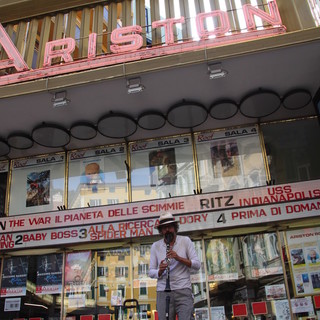 Sanremo: il clarinettista multato domenica torna sulla 'scena del crimine' per un flashmob di fronte all'Ariston (Foto e Video)