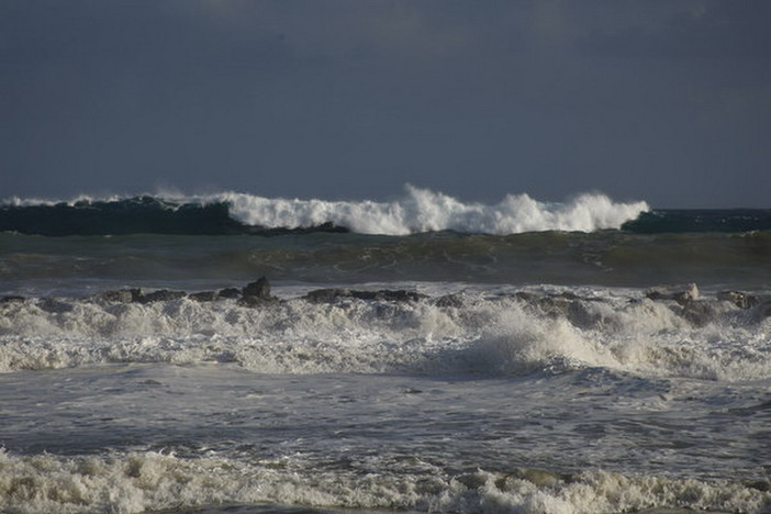 La costa della riviera di ponente spazzata ieri dal forte vento. qualche danno agli stabilimenti