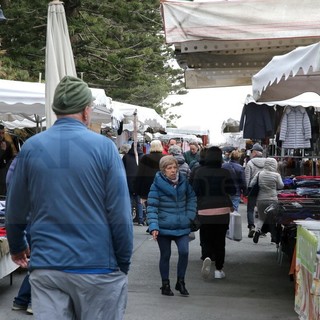 Bordighera: è tornato il mercato del giovedì, nonostante il brutto tempo oggi buon affluenza di clienti (Foto)