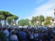 Ventimiglia: la marcia di protesta arriva davanti al Comune e chiede al sindaco di uscire, attimi di tensione per la presenza di esponenti politici (Foto e Video)