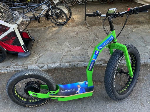 Il mezzo elettrico con la grafica del 70° Festival di Sanremo Il mezzo elettrico con la grafica del 70° Festival di Sanremo