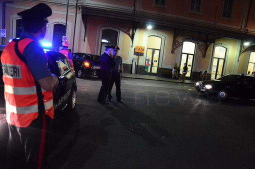 Bordighera: notte di follia di alcuni giovani, vandalizzato l'ingresso e della stazione e buttati a terra diversi scooter