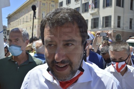 Imperia: condannato per aver sputato ai carabinieri. Salvini: &quot;Già libero, mentre il governo vuole cancellare i decreti sicurezza&quot;