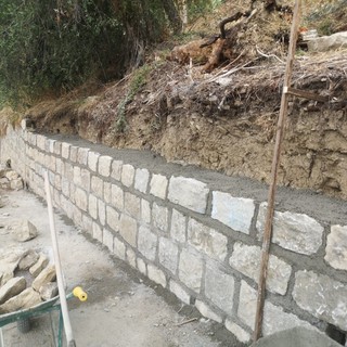 Il nuovo muro di contenimento di strada San Giacomo