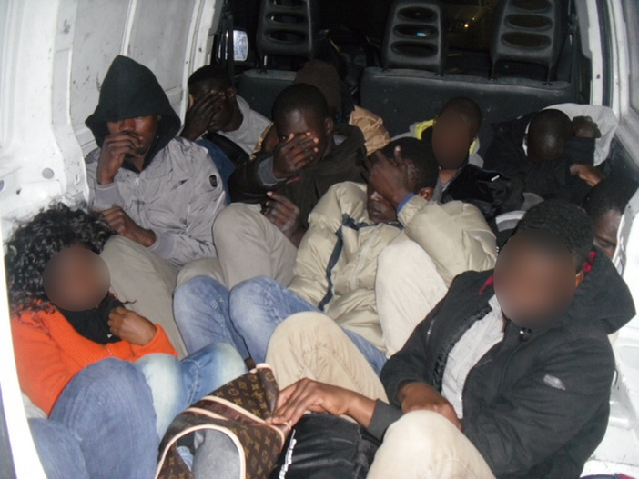 35 immigrati clandestini stipati in furgone partito dall'Italia e fermato sull'autostrada a La Turbie