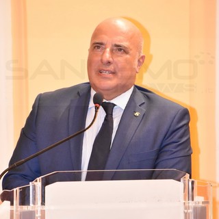 "8 marzo tutto l'anno": il Senatore Gianni Berrino omaggia ed onora tutte le donne "8 marzo tutto l'anno": il Senatore Gianni Berrino omaggia ed onora tutte le donne