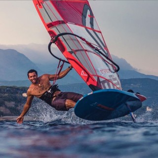 Parte da Imperia la sfida di Matteo Iachino: tenterà di raggiungere la Corsica in windsurf Parte da Imperia la sfida di Matteo Iachino: tenterà di raggiungere la Corsica in windsurf