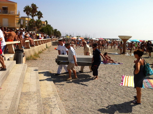 San Bartolomeo al Mare: 79enne si sente male in spiaggia, i medici tentano di salvarlo senza riuscirvi