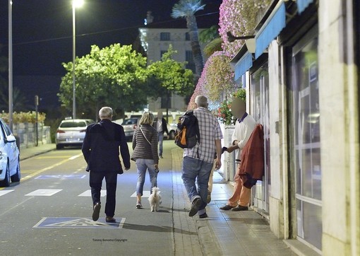 Sanremo: troppi mendicanti la sera di fronte al Casinò, un fenomeno difficile da estirpare per le Leggi vigenti Sanremo: troppi mendicanti la sera di fronte al Casinò, un fenomeno difficile da estirpare per le Leggi vigenti