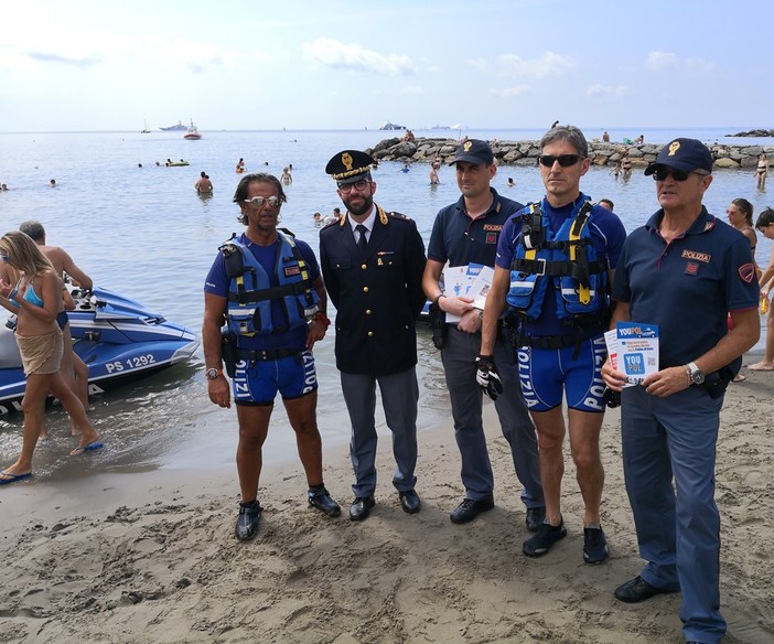 Imperia, presentato oggi ai Bagni Oneglio il servizio moto d'acqua della Polizia. Valentino: "Saranno le nostre volanti del mare" (Foto e video)