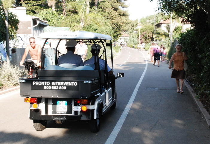 Sanremo: auto degli uffici ferme ma ci sono le auto 'blu', macchina elettrica dimenticata Sanremo: auto degli uffici ferme ma ci sono le auto 'blu', macchina elettrica dimenticata