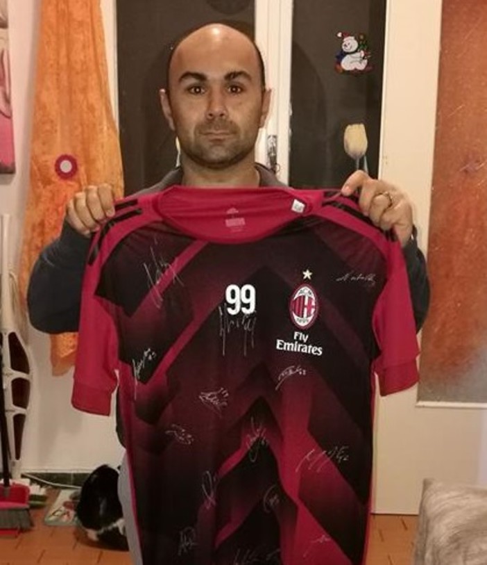 Calcio & Solidarietà. Alla corsa benefica "Il Cuore di Martina" anche il Milan: donata la maglia di Donnarumma con tutte le firme della Prima Squadra Calcio & Solidarietà. Alla corsa benefica "Il Cuore di Martina" anche il Milan: donata la maglia di Donnarumma con tutte le firme della Prima Squadra