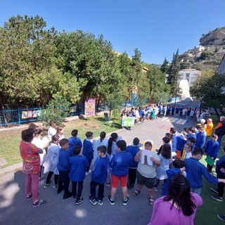 Il Lions Club Ventimiglia pianta un mandarino nel giardino della primaria 'Biancheri' Il Lions Club Ventimiglia pianta un mandarino nel giardino della primaria 'Biancheri'