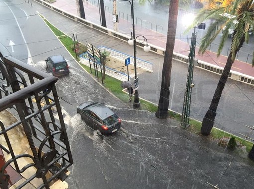 Molti interventi ancora in corso dopo i danni per l'acquazzone abbattutosi nel pomeriggio Molti interventi ancora in corso dopo i danni per l'acquazzone abbattutosi nel pomeriggio