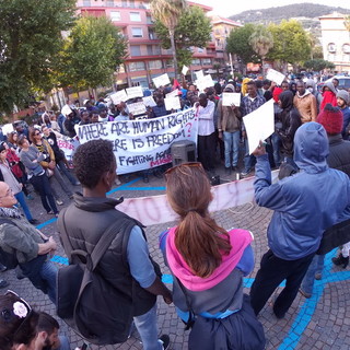 Ventimiglia: città e caselli autostradali presidiati dalle forze dell'ordine, iniziata la manifestazione dei 'No Border' (Foto e Video) Ventimiglia: città e caselli autostradali presidiati dalle forze dell'ordine, iniziata la manifestazione dei 'No Border' (Foto e Video)