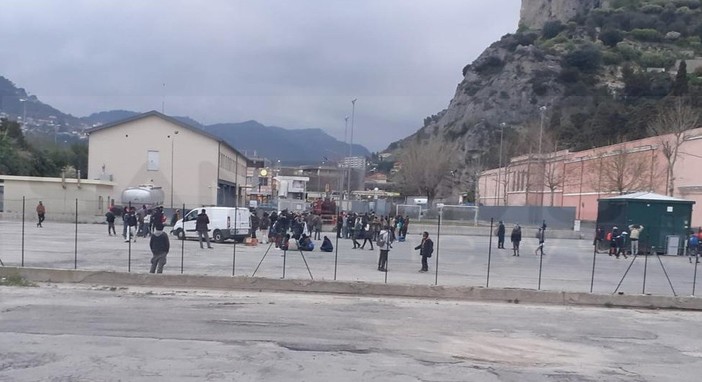 Ventimiglia: i migranti tornano in coda a Roverino per la cena, Maurizio Marmo (Caritas) “Serve un centro di accoglienza” Ventimiglia: i migranti tornano in coda a Roverino per la cena, Maurizio Marmo (Caritas) “Serve un centro di accoglienza”