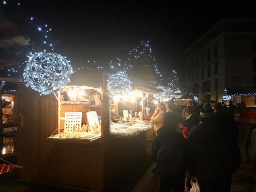 Pentolaccia, maschere tradizionali, animazione e tante golosità nel weekend del Mercatino di Natale a Loano Pentolaccia, maschere tradizionali, animazione e tante golosità nel weekend del Mercatino di Natale a Loano