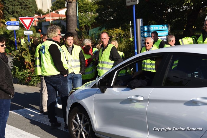 Francia: i 'gilet jeaunes' bloccano anche la Costa Azzurra, gravi problemi all'aeroporto di Nizza Francia: i 'gilet jeaunes' bloccano anche la Costa Azzurra, gravi problemi all'aeroporto di Nizza