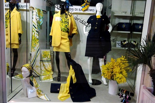 La mimosa, ambasciatrice della Riviera dei Fiori ispira la Maison Daphnè per un nuovo profumo e foulard