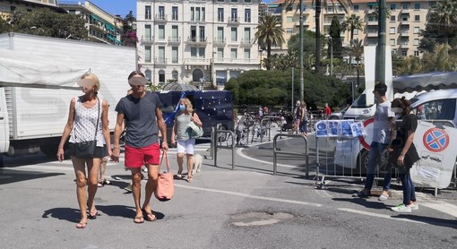 Sanremo: al mercato è obbligatoria la mascherina ma in molti non la portano, i francesi se ne infischiano totalmente (Foto)
