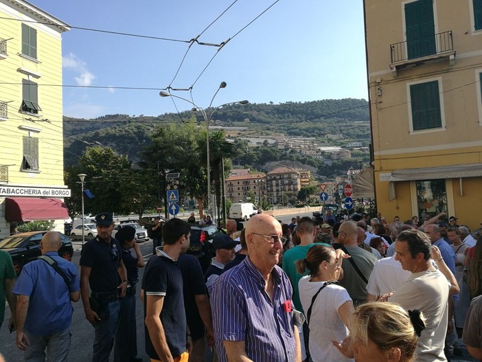 Ventimiglia: partita la marcia di protesta organizzata dal Comitato Marina di San Giuseppe (FOTO e VIDEO) Ventimiglia: partita la marcia di protesta organizzata dal Comitato Marina di San Giuseppe (FOTO e VIDEO)