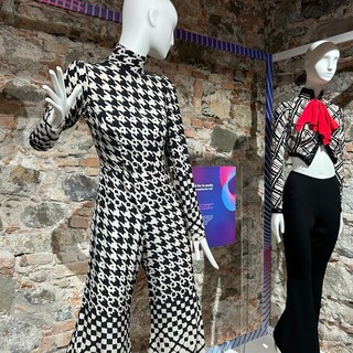 A far la moda comincia tu!: a Santa Tecla la mostra degli iconici abiti indossati da Raffaella Carrà