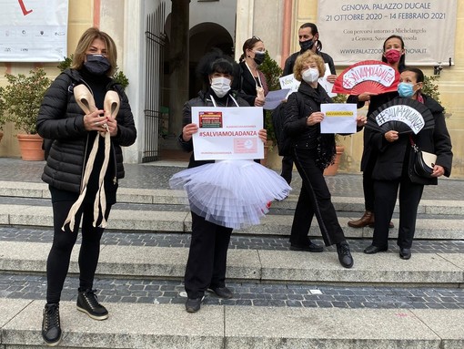 Genova: mondo della cultura e dello spettacolo in piazza per chiedere certezze alle istituzioni (Foto e Video) Genova: mondo della cultura e dello spettacolo in piazza per chiedere certezze alle istituzioni (Foto e Video)