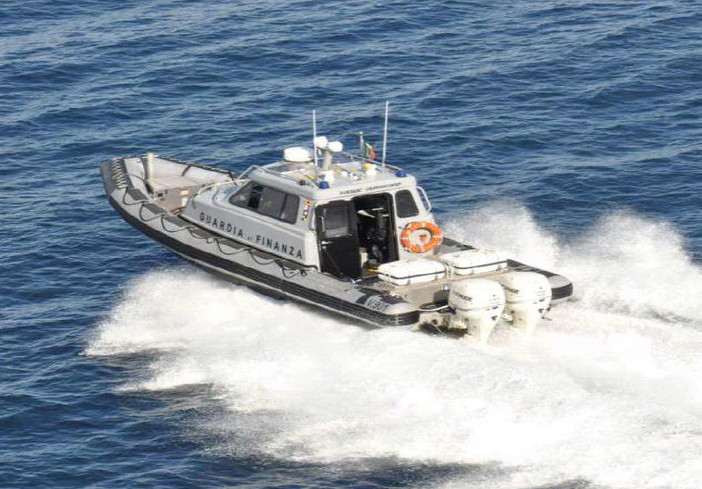San Lorenzo al Mare: trovato morto un delfino di circa 50 kg al largo del porto di Marina di San Lorenzo San Lorenzo al Mare: trovato morto un delfino di circa 50 kg al largo del porto di Marina di San Lorenzo