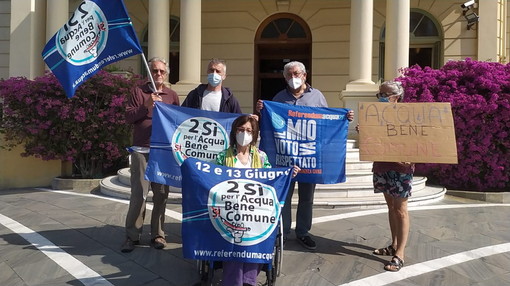 Imperia: sit-in sotto la Prefettura per chiedere, a 10 anni dal Referendum, che l'acqua sia 'bene comune' (Foto e Video)