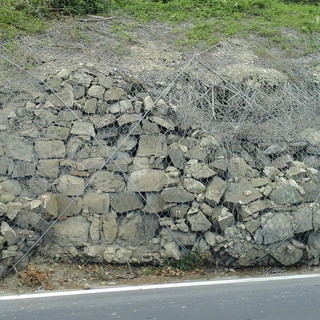 Sanremo: muro di contenimento a rischio cedimento, il Comune chiude una mulattiera dietro via Goethe