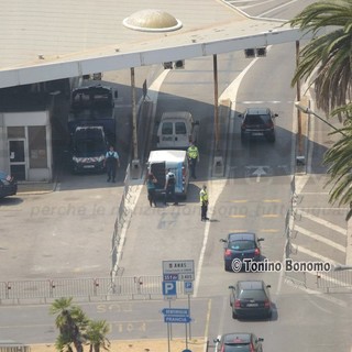 Migranti accuditi e militari tutto il giorno sotto il sole, l'opinione di un lettore: "Lo Stato? Chi l'ha visto?"