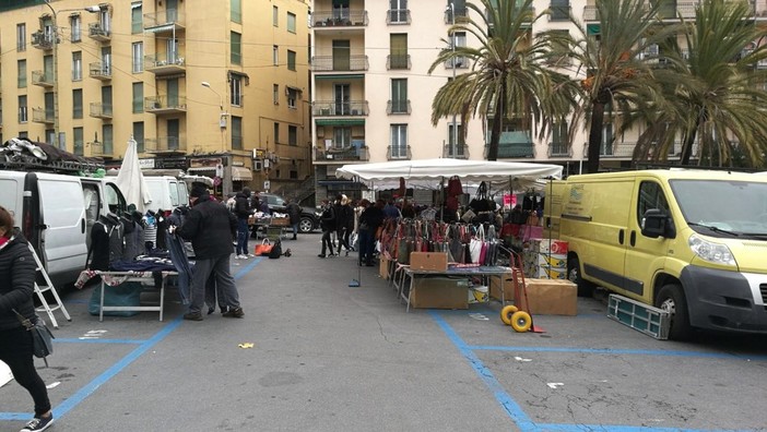 Il mercato 'ridotto' in piazza Eroi Il mercato 'ridotto' in piazza Eroi