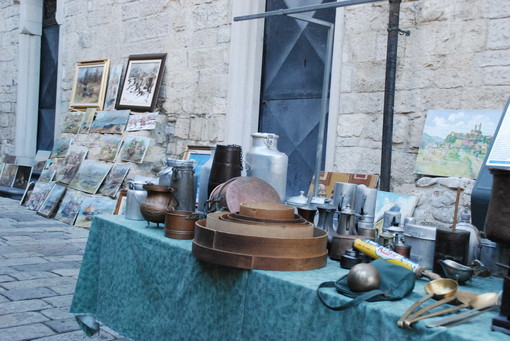 Sanremo: il mercatino dell'antiquariato in piazza Eroi si amplia. Da agosto sarà anche in piazza Borea d'Olmo Sanremo: il mercatino dell'antiquariato in piazza Eroi si amplia. Da agosto sarà anche in piazza Borea d'Olmo